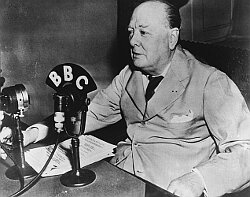 Winston Churchill durante un suo discorso alla radio
