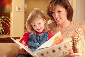 Stabilite un tempo da dedicare ogni giorno a vostro figlio per raccontargli storie o parlargli liberamente ispirandovi per esempio alle figure di un libro